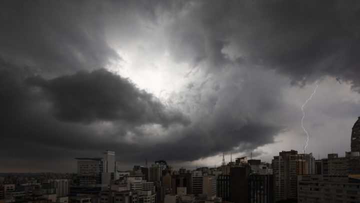 Inmet emite ‘alerta vermelho’ para tempestades no Sul que atingem PR, SC e RS; veja previsão do tempo