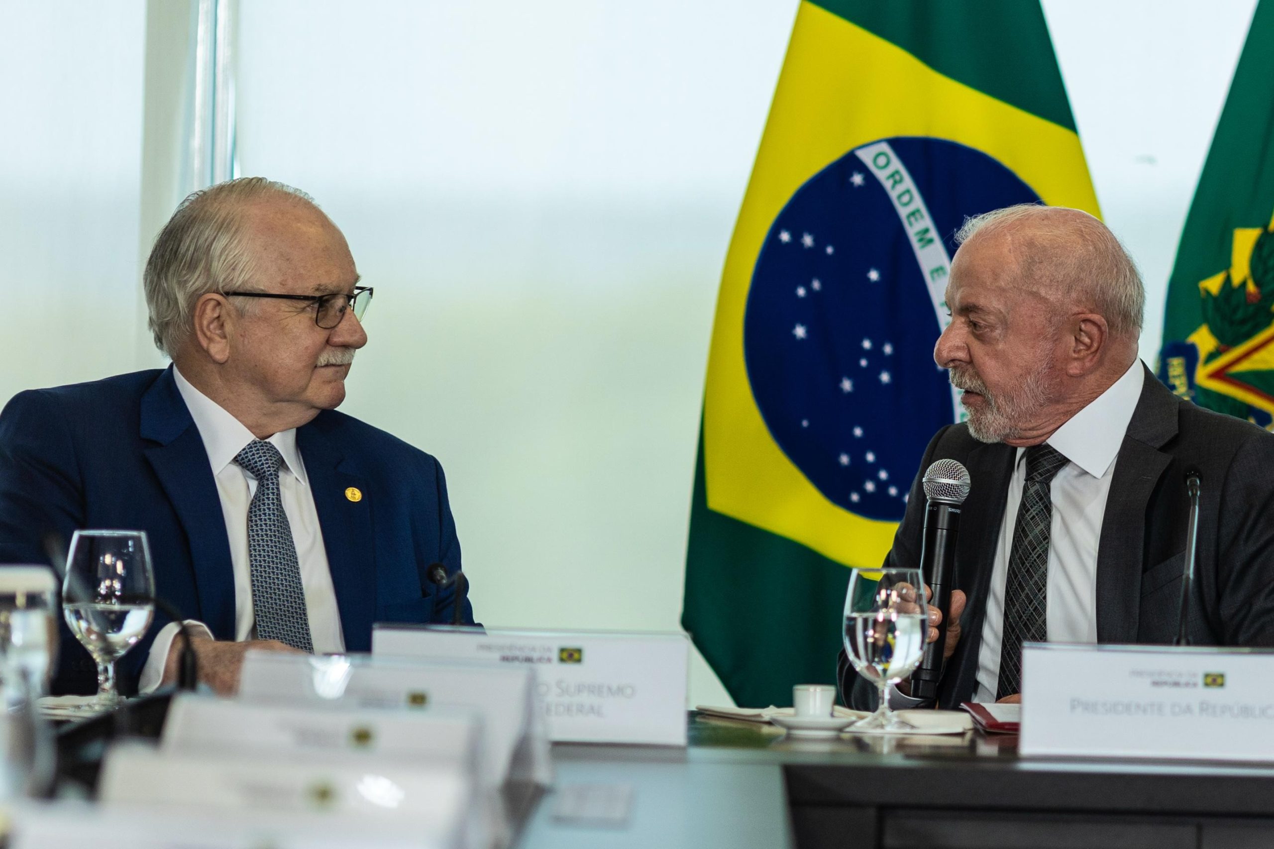 Inquérito das fake news, 'resposta rigorosa' e reforma do Judiciário: os recados de Lula e Fachin sobre a crise no STF