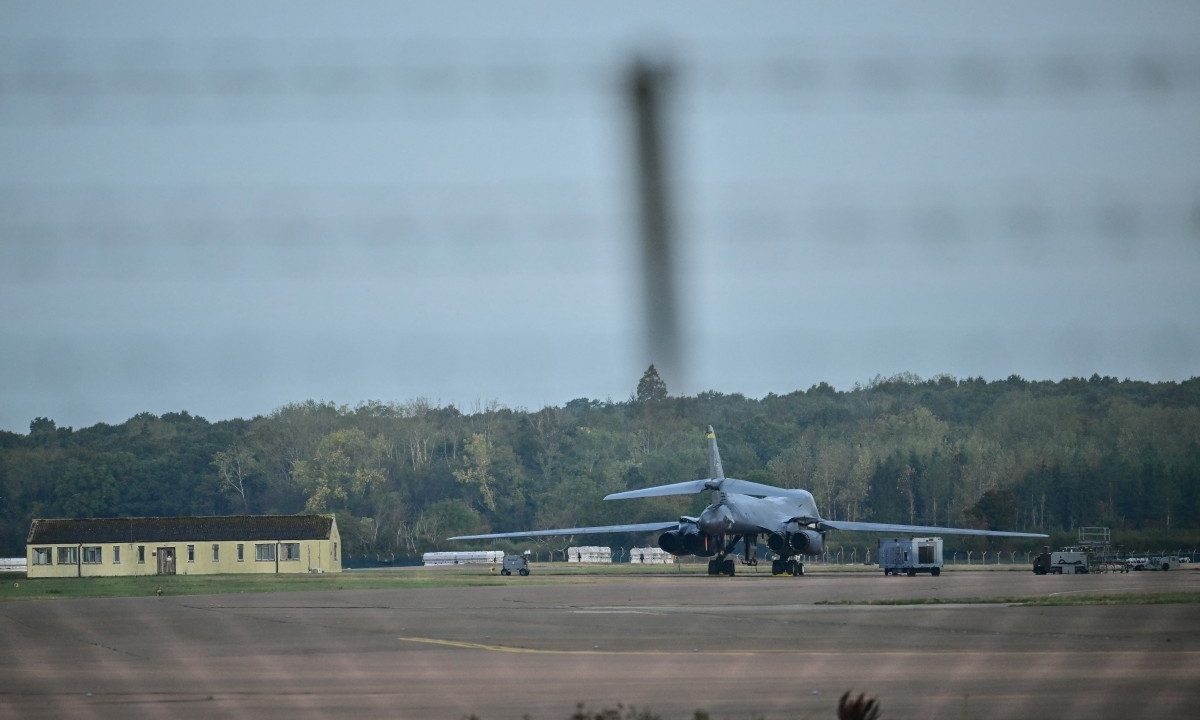 Investigação descarta explosivos em possível plano de ataque à base britânica, e cresce confusão sobre o caso