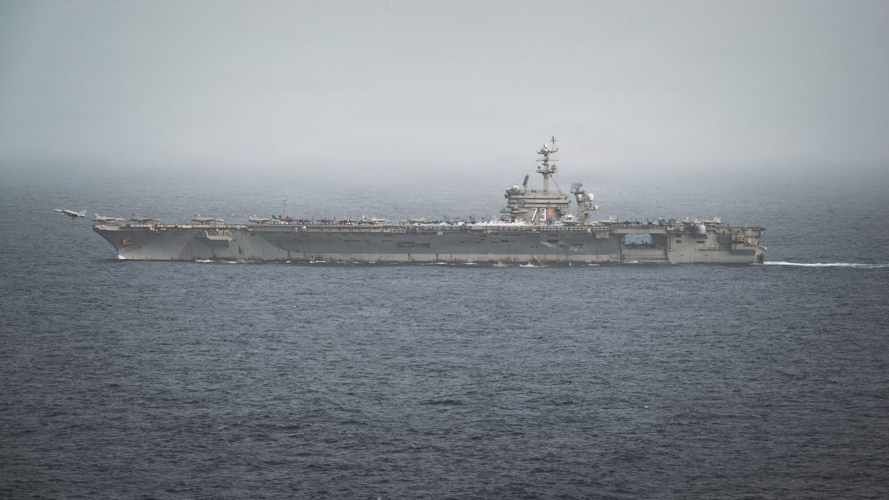 Irã bombardeia base americana na Jordânia e navios no Golfo, em sinal de prontidão para intensificar confronto com EUA