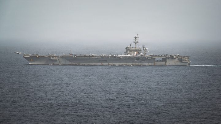 Irã bombardeia base americana na Jordânia e navios no Golfo, em sinal de prontidão para intensificar confronto com EUA