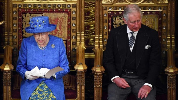 Irmão de Diana revela sugestão inusitada de Elizabeth II para o rei Charles