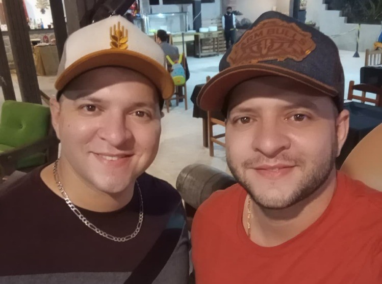 Irmãos gêmeos de grupo de forró 'Trio Zero Bala' ficam em estado grave após atropelamento no Rio; um deles perdeu a perna