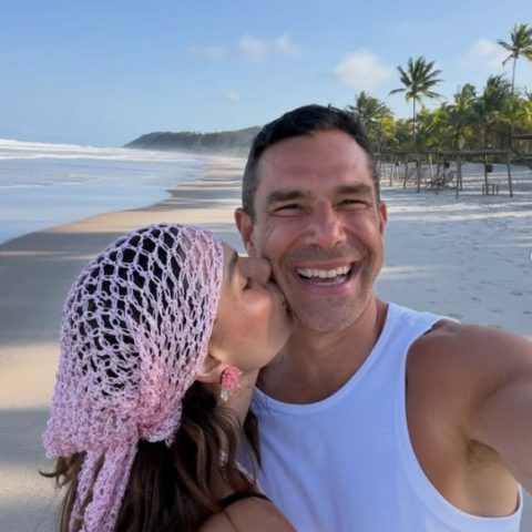 Isis Valverde abre álbum de viagem à Bahia com Marcus Buaiz