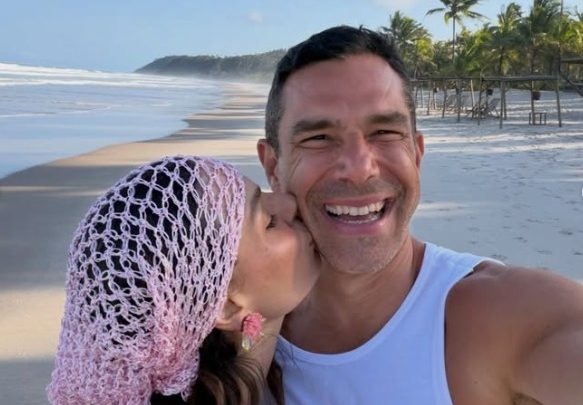 Isis Valverde abre álbum de viagem à Bahia com Marcus Buaiz