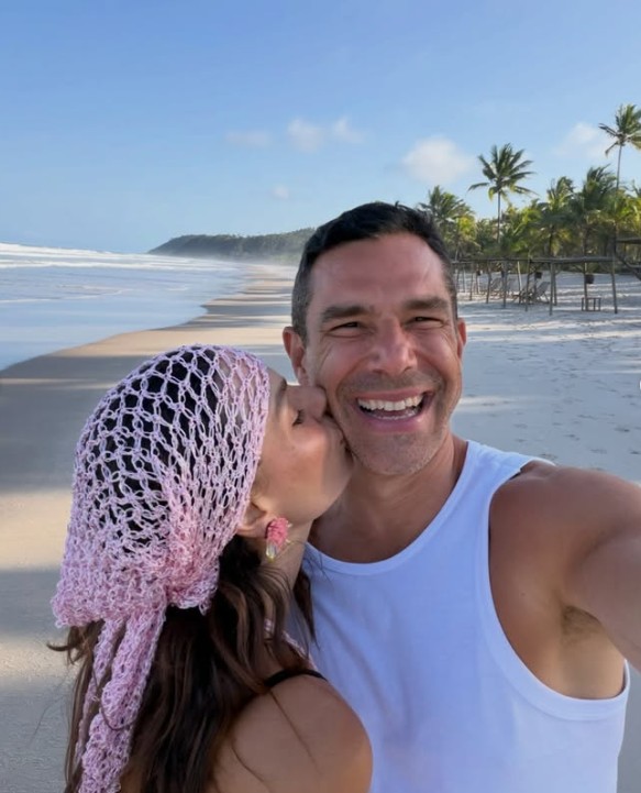 Isis Valverde abre álbum de viagem à Bahia com Marcus Buaiz
