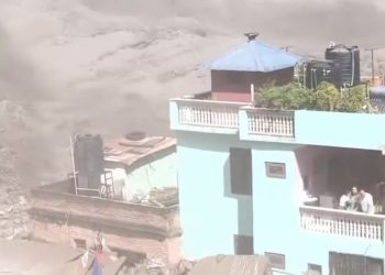 Isolada no meio da avalanche, 'casa verde milagrosa' resiste sozinha às desastrosas enchentes no Nepal; veja vídeo