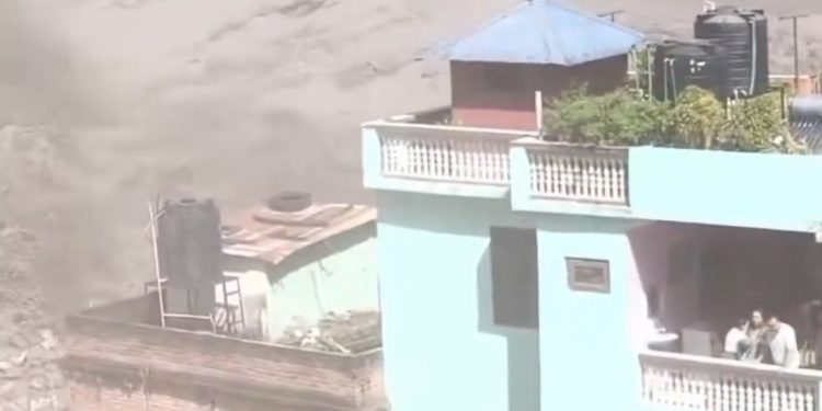Isolada no meio da avalanche, 'casa verde milagrosa' resiste sozinha às desastrosas enchentes no Nepal; veja vídeo