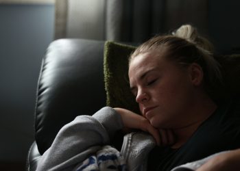 Jetlag social: dormir mais nos fins de semana pode aumentar a ansiedade nos adolescentes, mostra novo estudo