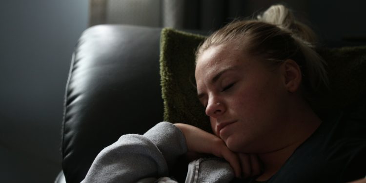 Jetlag social: dormir mais nos fins de semana pode aumentar a ansiedade nos adolescentes, mostra novo estudo