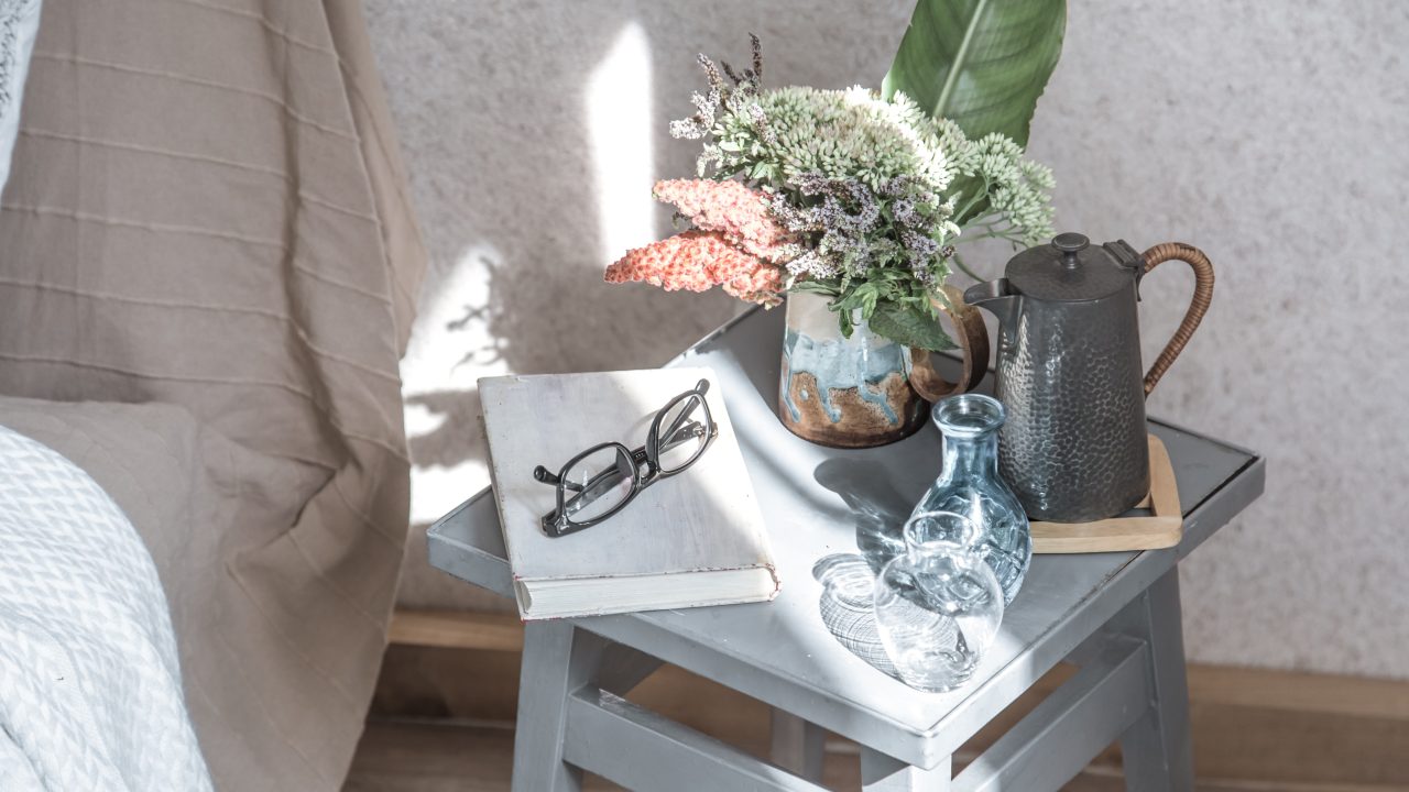 Junta muita coisa na mesa de cabeceira? Saiba o que isso significa segundo o feng shui