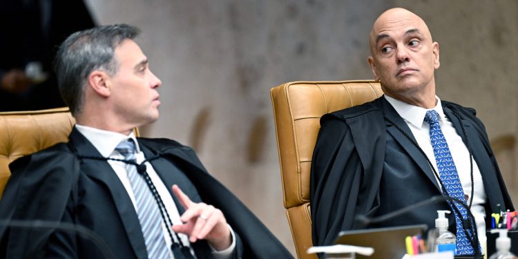 Lado a lado e sem menções à crise: os registros do primeiro encontro entre Mendonça e Moraes após embate sobre Vorcaro