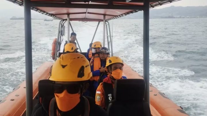 Lancha com cinco jornalistas desaparece a caminho de vulcão em erupção na Indonésia