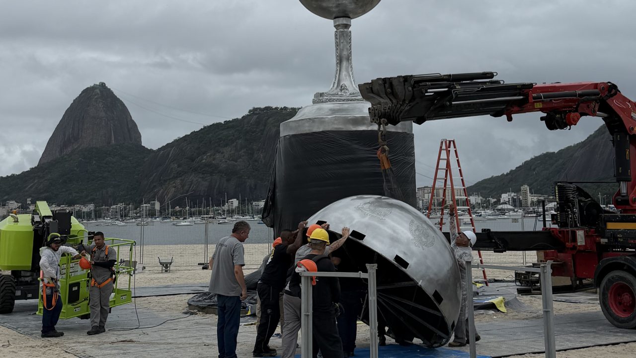Libertadores leva troféu gigante à praia do Rio feito com 'know how' do carnaval; saiba como foi a produção