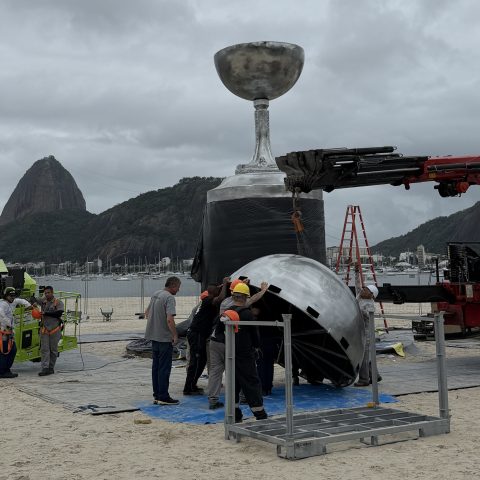 Libertadores leva troféu gigante à praia do Rio feito com 'know how' do carnaval; saiba como foi a produção