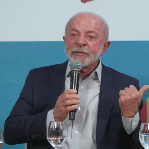 Lula diz que filho pagará ‘preço muito alto’ se tiver culpa e rebate: ‘quem tem escritório com o careca é o Flávio Bolsonaro'