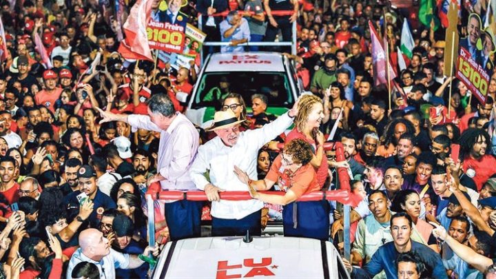 Lula passa a adotar discurso 'pé no chão', reconhece limitações do governo e reforça comparação com Bolsonaro