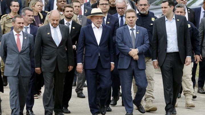 Lula rebate tese de Trump sobre facções como terroristas e ataca Jair e Flávio Bolsonaro