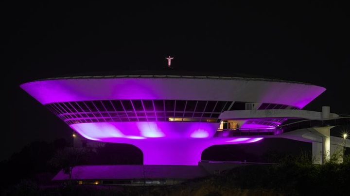 MAC de Niterói é iluminado de roxo em campanha de conscientização sobre tumores ginecológicos