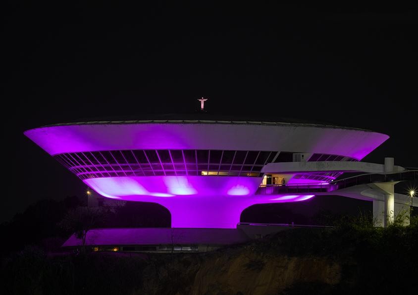 MAC de Niterói é iluminado de roxo em campanha de conscientização sobre tumores ginecológicos