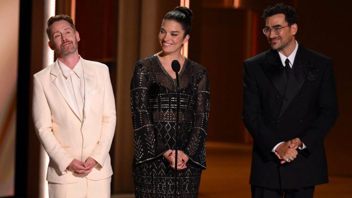 Macaulay Culkin faz comovente homenagem a Catherine O'Hara no Emmy Awards: 'Mãe de todos nós'