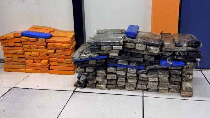 Maconha em fardo para venda no atacado, central de golpes e prejuízo milionário: veja resultado da operação da PM na Maré