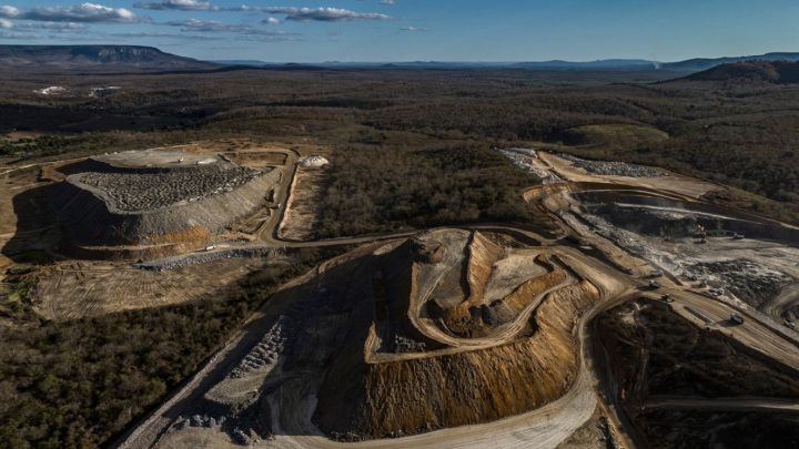 Maior produtora de lítio do Brasil ignora Justiça e mantém operação de mina com licença ambiental suspensa