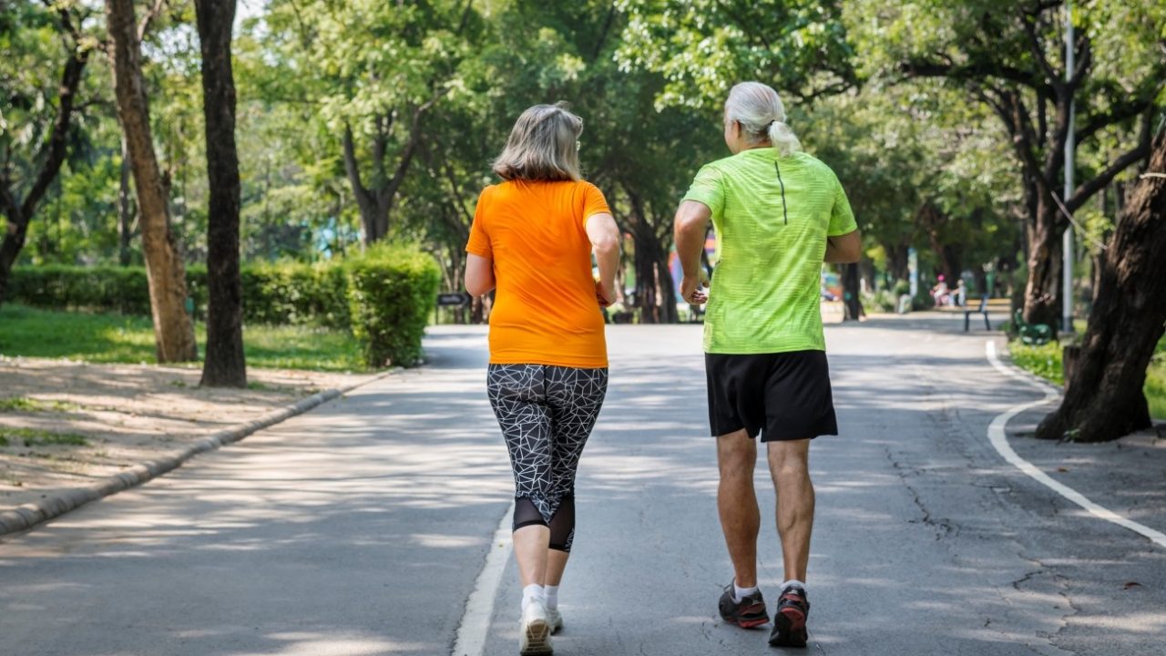 Mais de 70 anos? Personal trainer explica por que 20 minutos de caminhada já fazem diferença para a saúde e disposição