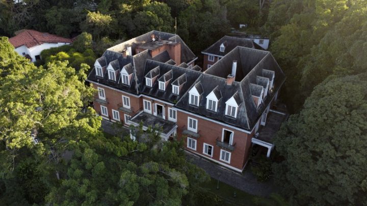 Mansão mais cara do Brasil terá último leilão antes de ir abaixo