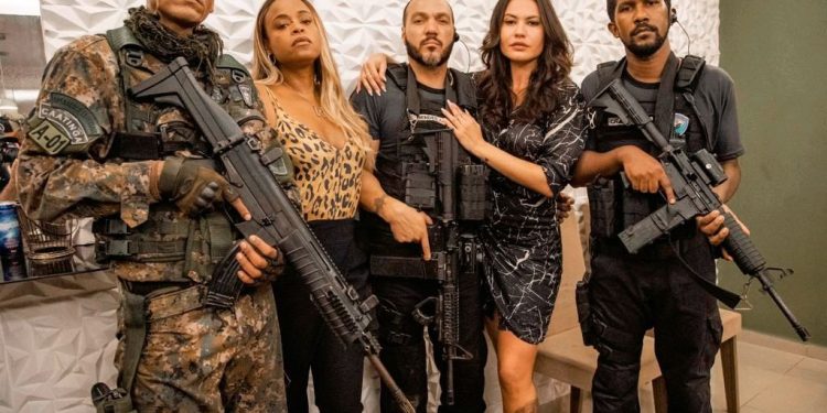 Marcello Melo Jr, Roberta Rodrigues e Belo posam nos bastidores de 'Veronika com K', nova série do Globoplay