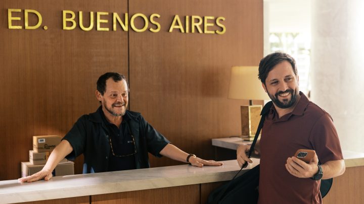 Matheus Nachtergaele e Gregorio Duvivier serão zelador e síndico em novo filme baseado em série argentina. Veja foto exclusiva