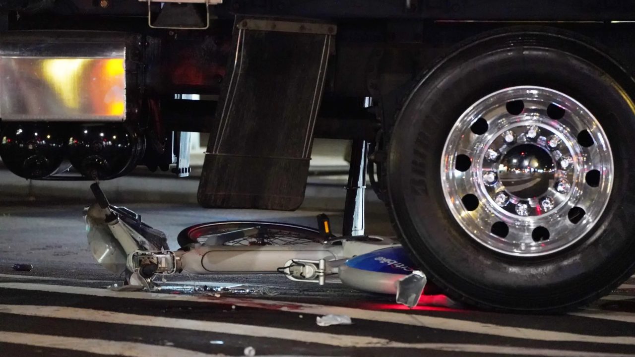 Menina de 15 anos morre após ser atingida por caminhão enquanto andava de bicicleta nos EUA