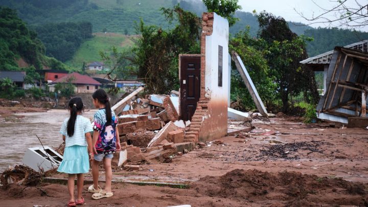 Meninas são mais afetadas quando impactos climáticos interrompem a educação, segundo a ONU