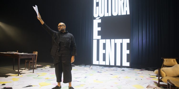 Michel Alcoforado estreia no teatro com aula-espetáculo baseada no best-seller 'Coisa de rico'
