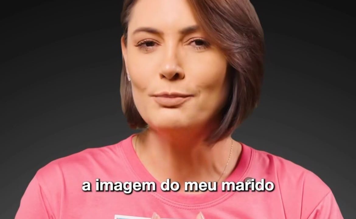 Michelle 'esconde' rosto de Bolsonaro estampado em camisa ao criticar decisão do TRE que barrou propaganda