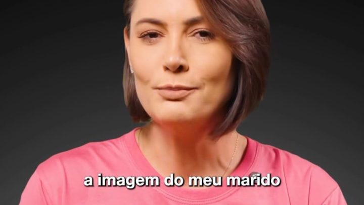 Michelle 'esconde' rosto de Bolsonaro estampado em camisa ao criticar decisão do TRE que barrou propaganda