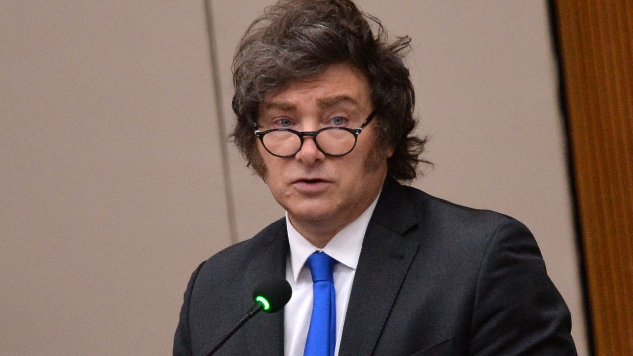 Milei demite funcionários da residência presidencial por supostos vazamentos de informações e põe militares na gestão