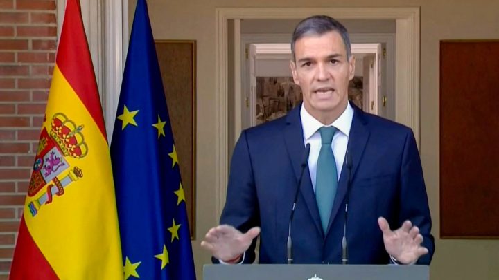 Milhares de pessoas protestam na Espanha contra a forma como o governo lida com a crise em Ceuta