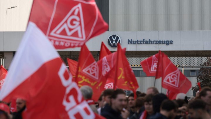 Milhares de trabalhadores vão às ruas na Alemanha para protestar contra corte de vagas em montadoras