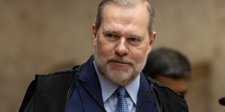 Ministros do TSE criticam Toffoli por decisão individual contra Renan Santos sem aval do plenário