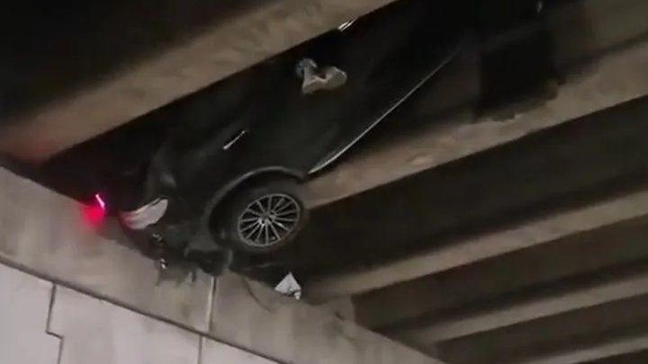 Motorista fica pendurado a 6 metros de altura após carro cair de ponte nos EUA; vídeo