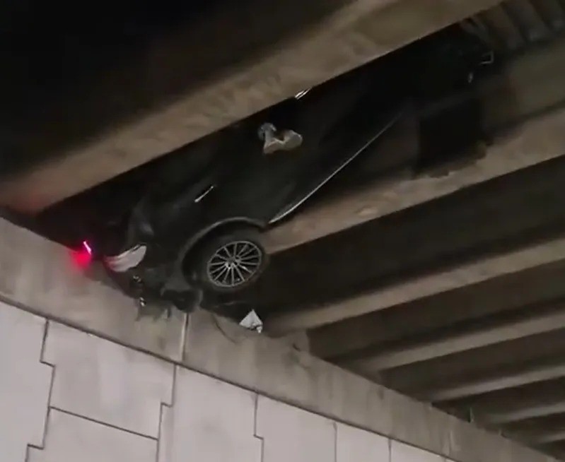 Motorista fica pendurado a 6 metros de altura após carro cair de ponte nos EUA; vídeo