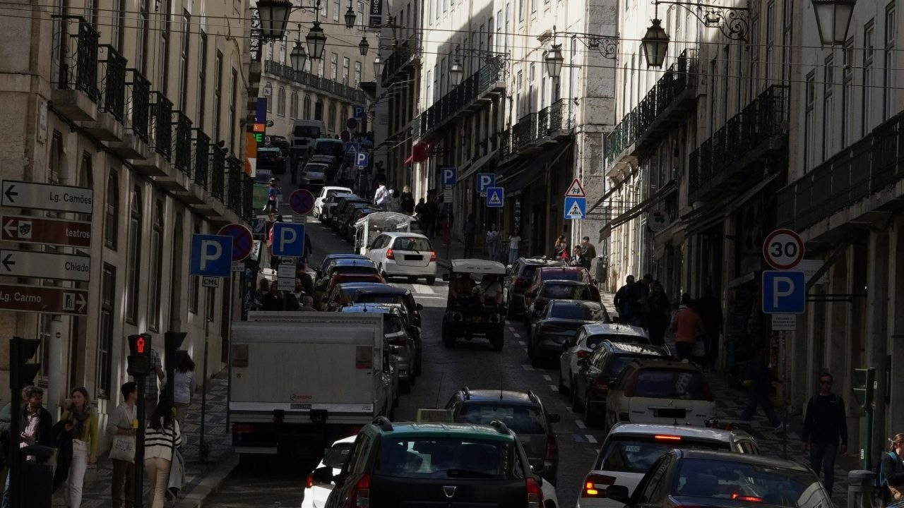 Motoristas de aplicativos brasileiros relatam fiscalização policial em Portugal