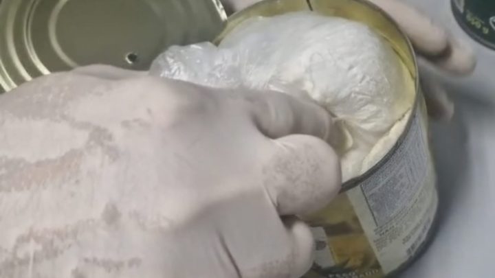 Mulher é presa com três quilos de cocaína quando tentava embarcar em voo que faria escala nos Emirados Árabes Unidos