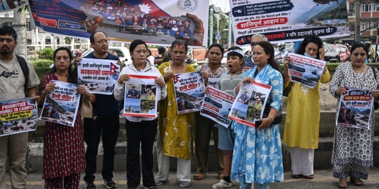 Nepal decreta luto nacional, enquanto famílias rezam para encontrar desaparecidos com vida 12 dias após o desastre