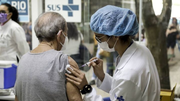 Nova vacina: SUS vai oferecer imunizante contra a pneumonia para quem tem mais de 85 anos