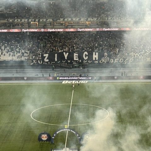 Novo reforço, Ziyech é apresentado no gramado e ganha bandeirão da torcida do Botafogo