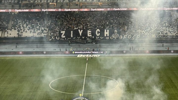 Novo reforço, Ziyech é apresentado no gramado e ganha bandeirão da torcida do Botafogo