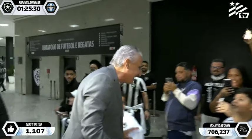 Novos técnicos de Botafogo e Grêmio, Tite e Renato Gaúcho chega ao Nilton Santos para assistir ao jogo