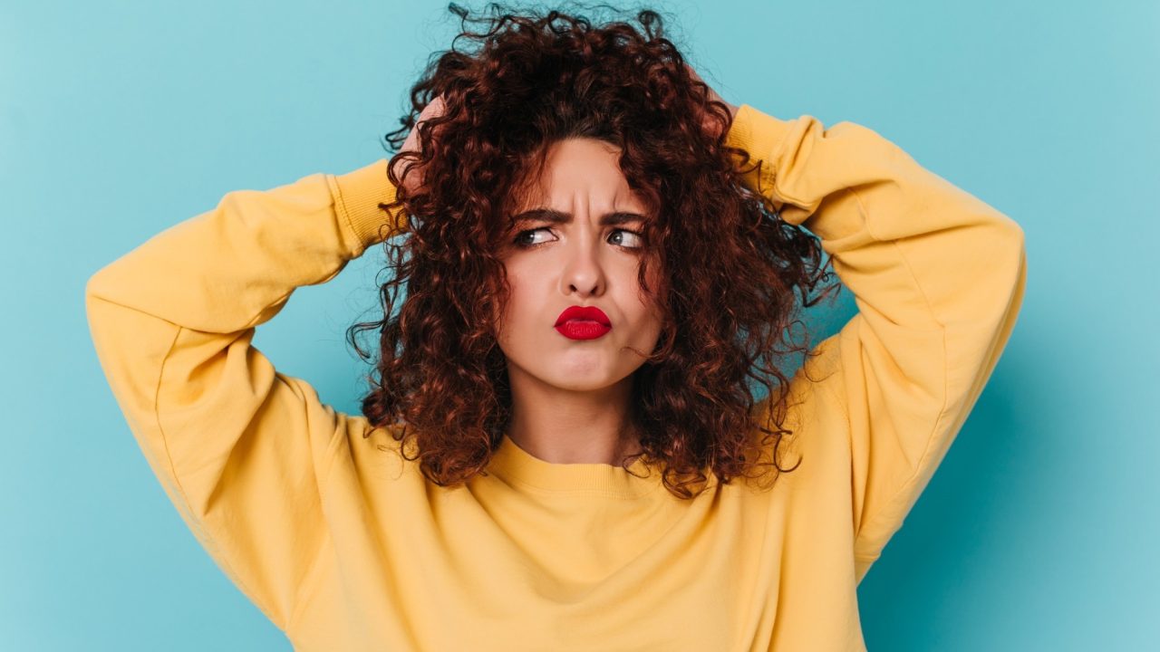 O frizz não precisa mais ser escondido: conheça a tendência do cabelo 'vivido'